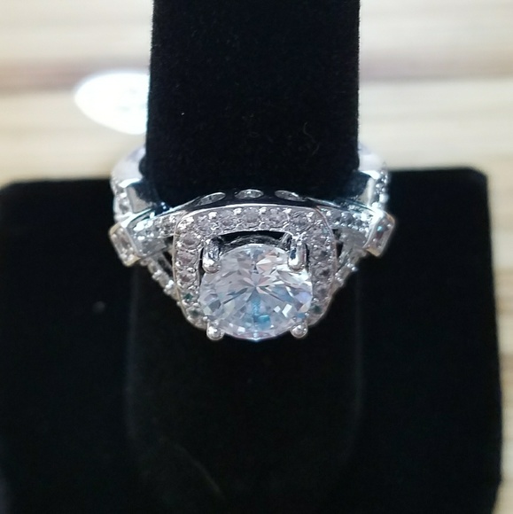 LAST CHANCE- Cubic Zirconia & Silvertone Ring - Picture 3 of 5